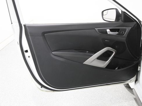 Used 2016 Hyundai Veloster Turbo image 4