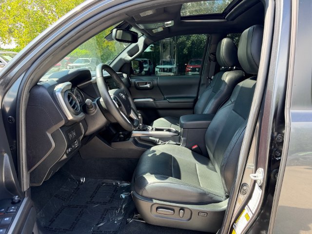 Used 2022 Toyota Tacoma Limited AWD/4WD image 11