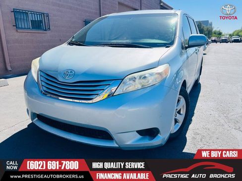 Used 2017 Toyota Sienna LE FWD image 3