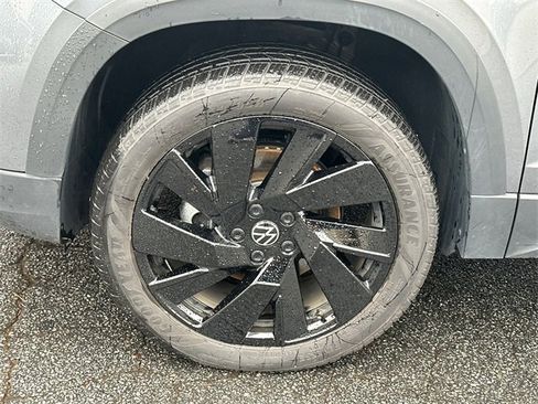 Certified 2024 Volkswagen Taos SE image 11