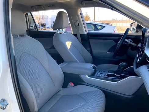 Certified 2025 Toyota Highlander LE image 8