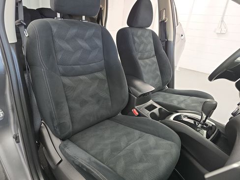 Used 2016 Nissan Rogue SV image 10