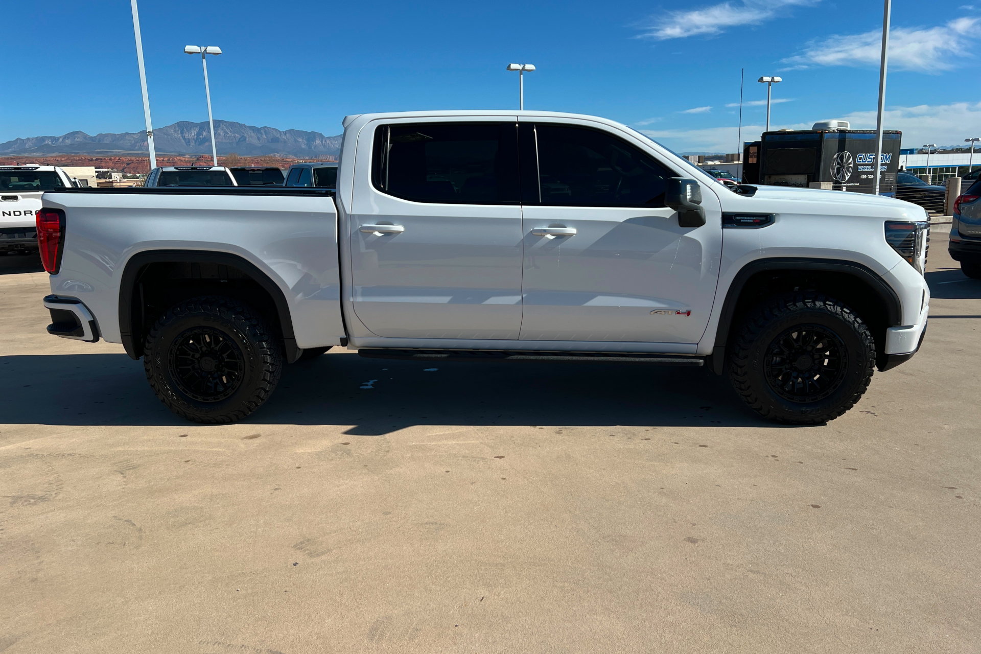 Used 2023 GMC Sierra 1500 AT4 w/ AT4 Premium Package AWD/4WD image 7