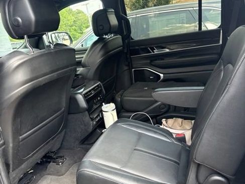 Used 2022 Jeep Wagoneer Series III w/ Premium Group I AWD/4WD image 9