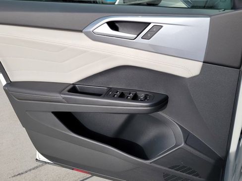 Used 2025 Volkswagen Taos SEL image 7