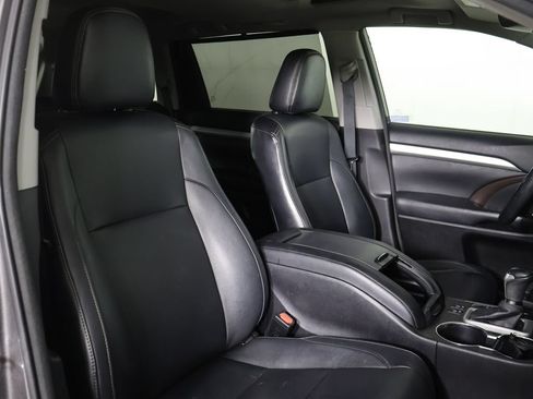 Used 2017 Toyota Highlander XLE w/ Carpet Mat Package AWD/4WD image 29