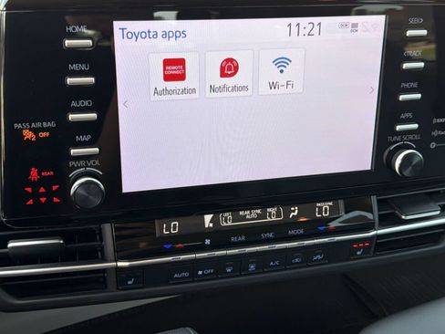 Used 2024 Toyota Sienna XLE FWD image 25