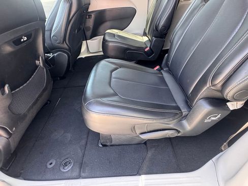 Used 2023 Chrysler Pacifica Touring-L FWD image 21