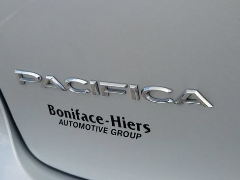 Used 2024 Chrysler Pacifica Touring-L FWD image 8