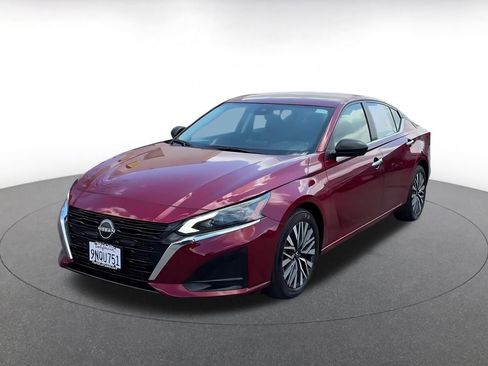Used 2025 Nissan Altima 2.5 SV FWD image 7
