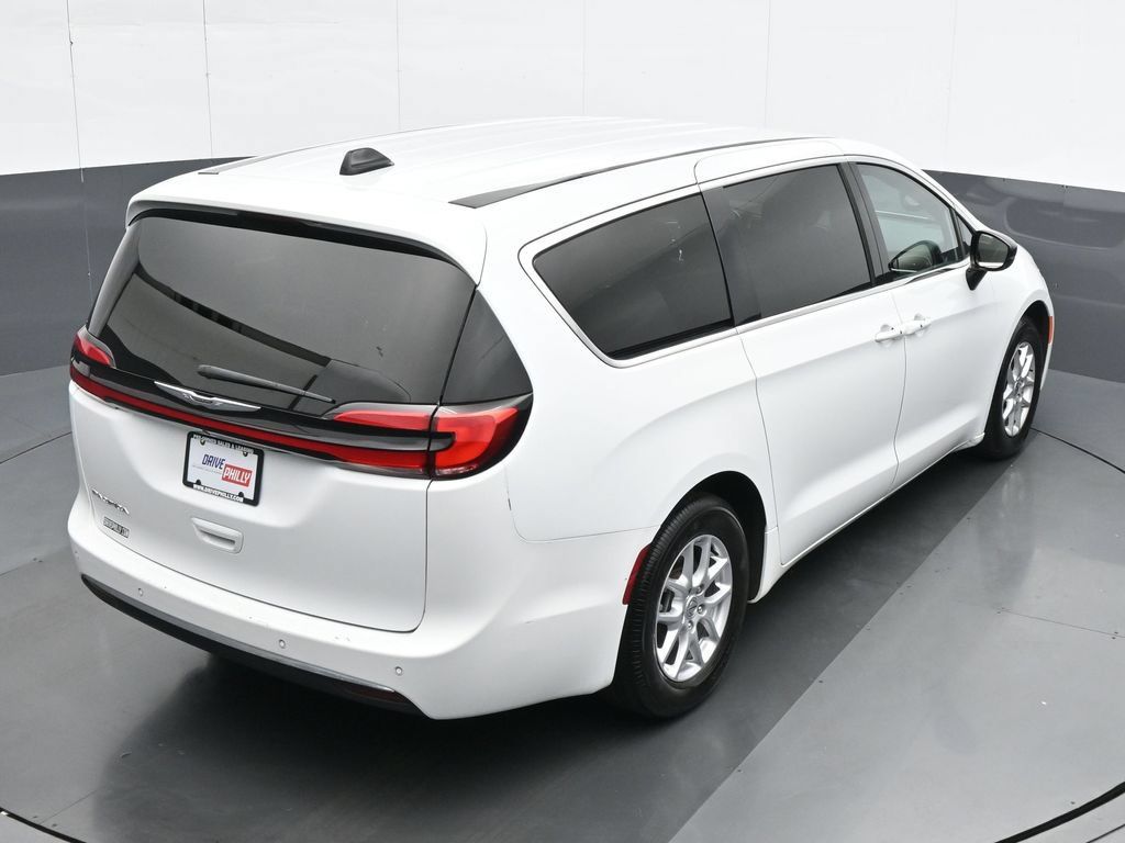 Used 2025 Chrysler Pacifica Select FWD image 21