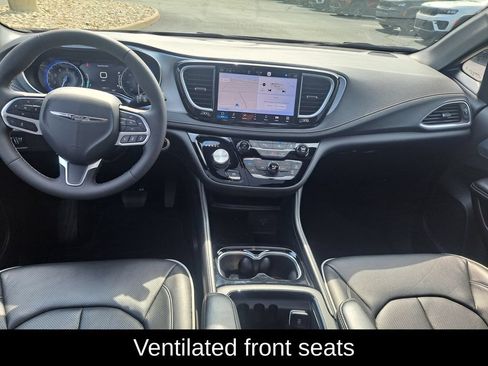 Used 2026 Chrysler Pacifica Limited FWD image 13