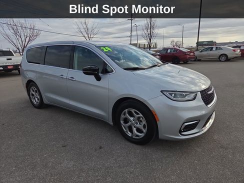 Used 2024 Chrysler Pacifica Limited image 9