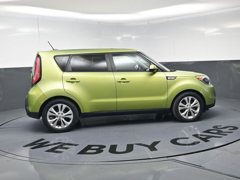 Used 2015 Kia Soul + image 10