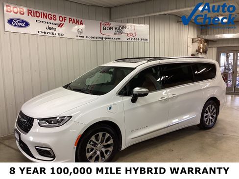 Used 2025 Chrysler Pacifica Pinnacle image 1