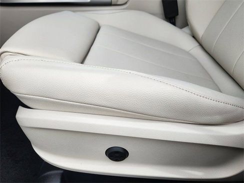 Used 2026 Mercedes-Benz GLB 250 4MATIC image 9