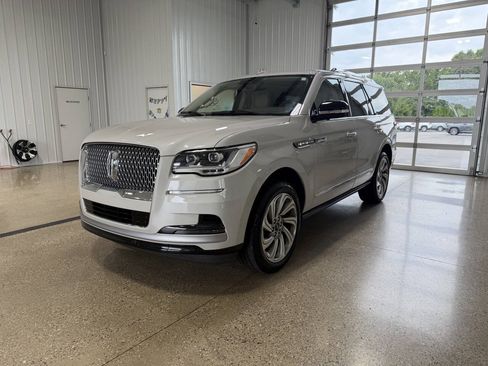 Used 2022 Lincoln Navigator 4WD image 2