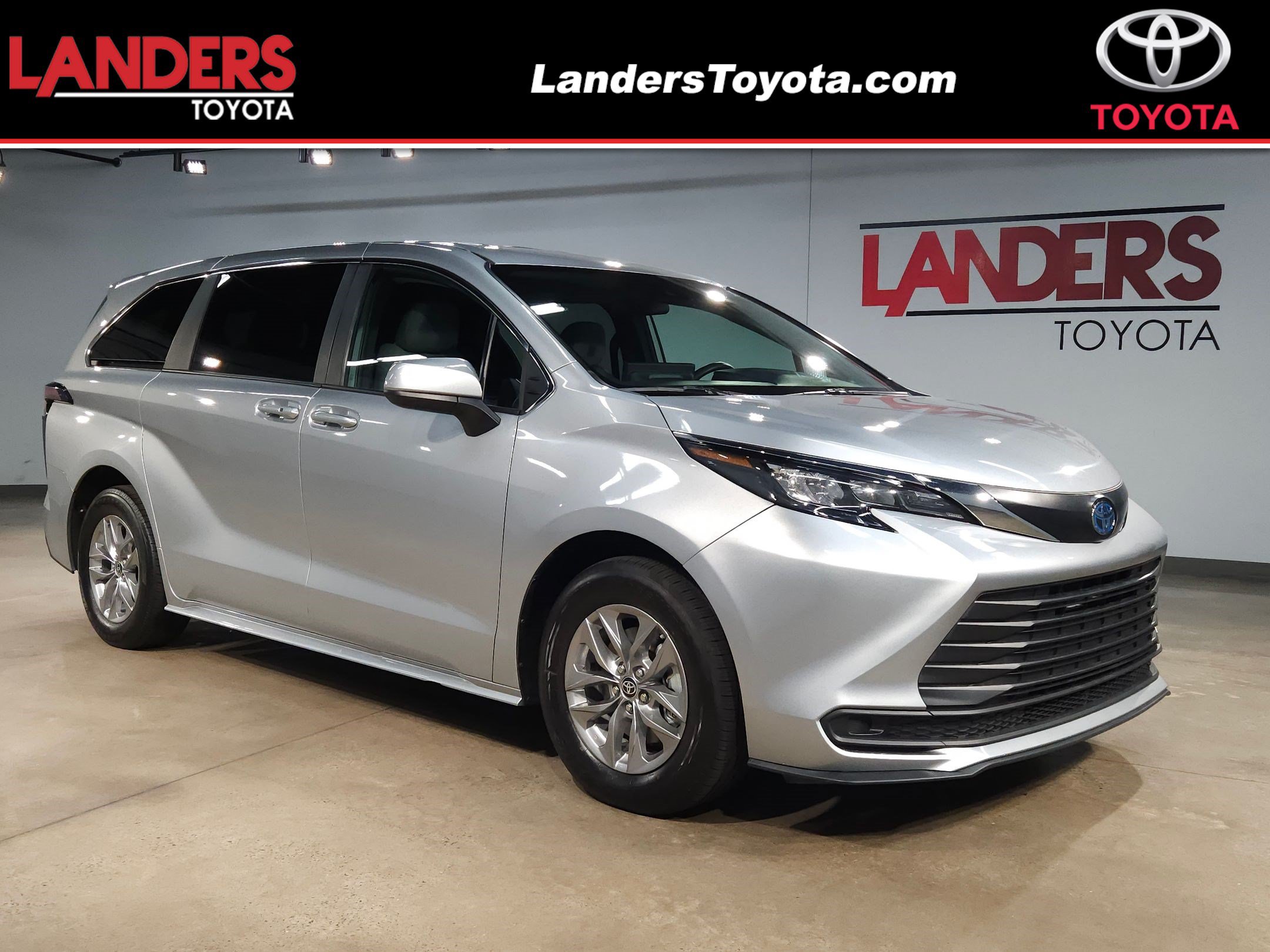 Used 2025 Toyota Sienna LE FWD image 1