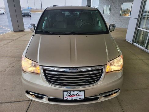 Used 2013 Chrysler Town & Country Touring-L w/ Driver Convenience Group image 16