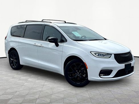 Used 2023 Chrysler Pacifica Limited w/ S Appearance Package AWD/4WD image 3