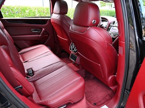 Used 2019 Bentley Bentayga AWD/4WD image 30