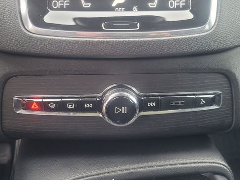 Used 2020 Volvo XC90 T5 Momentum w/ Protection Package Premier image 23