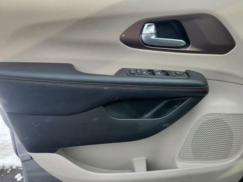 Used 2017 Chrysler Pacifica Touring image 12