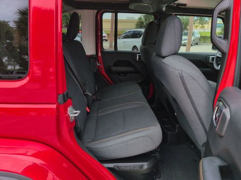Used 2025 Jeep Wrangler Unlimited Sahara AWD/4WD image 24