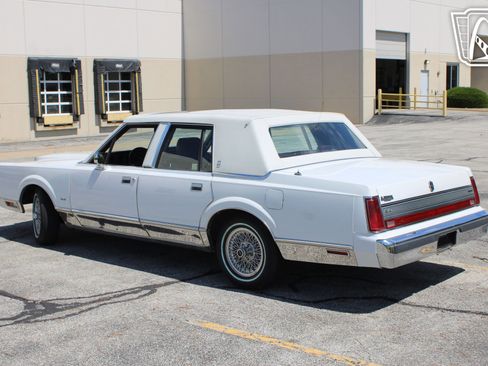 Used 1988 Lincoln Town Car Signature RWD image 7