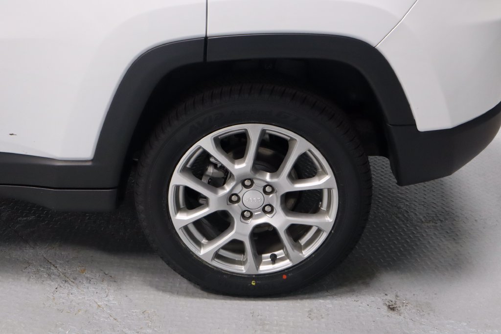 Used 2024 Jeep Compass Latitude w/ Sun and Sound Group AWD/4WD image 18