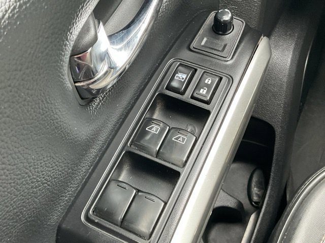 Used 2017 Nissan Titan PRO-4X AWD/4WD image 32