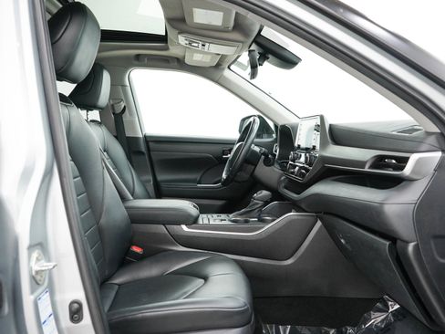 Used 2021 Toyota Highlander XLE AWD/4WD image 13