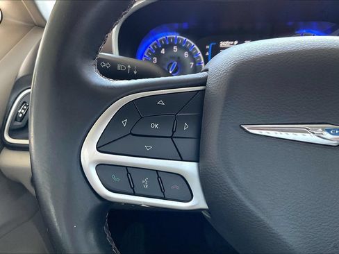 Used 2017 Chrysler Pacifica Touring-L FWD image 10
