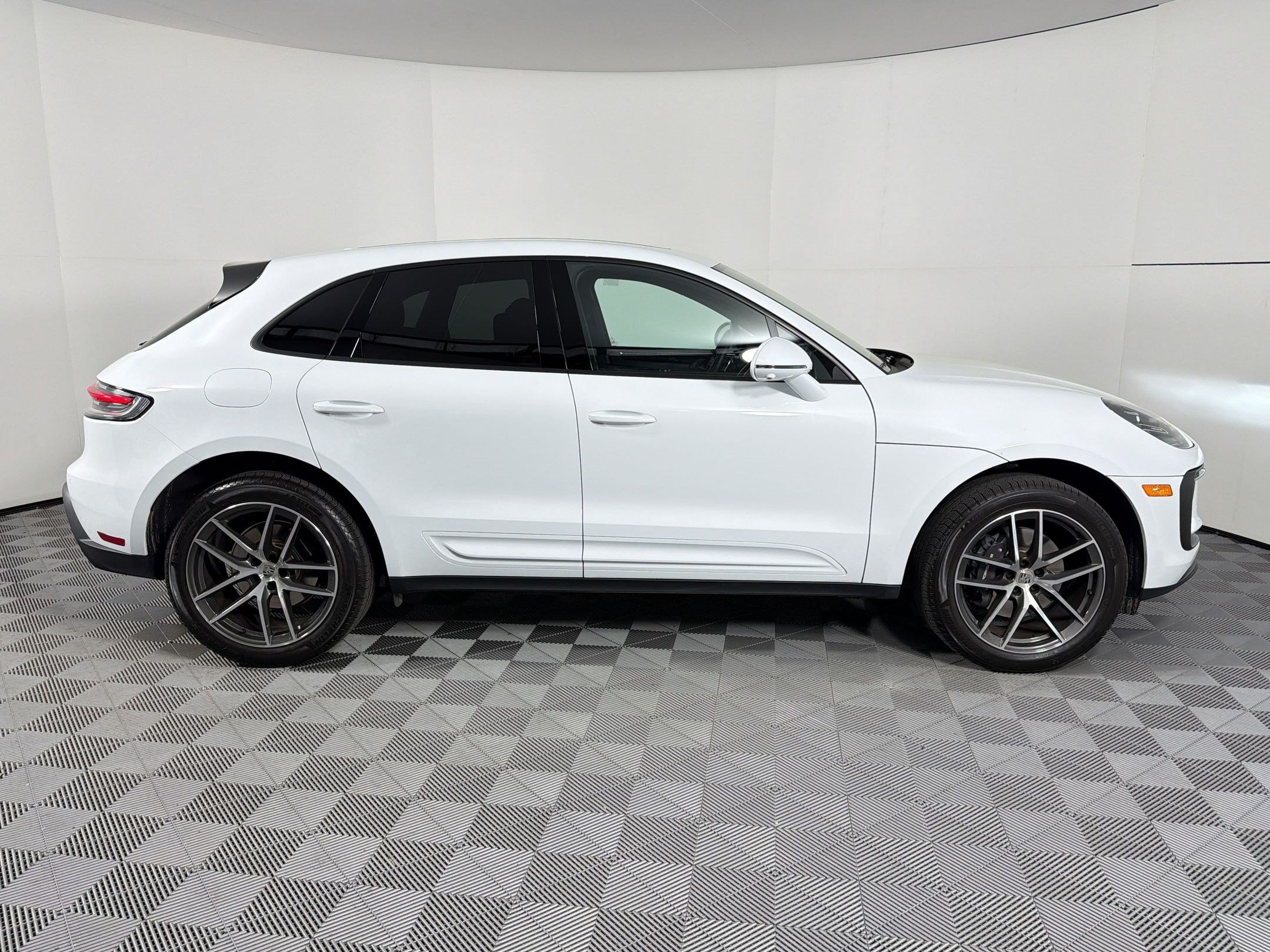 Used 2026 Porsche Macan AWD/4WD image 8