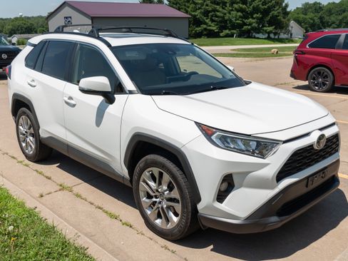 Used 2019 Toyota RAV4 XLE Premium FWD image 1