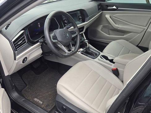 Used 2024 Volkswagen Jetta SE FWD image 5