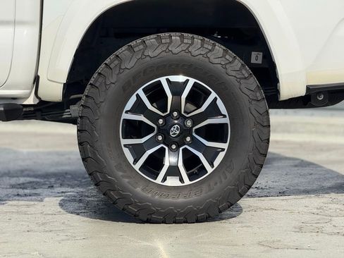 Used 2022 Toyota Tacoma TRD Sport w/ Technology Package image 3