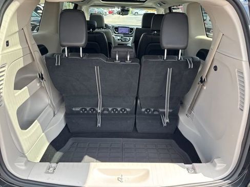 Used 2024 Chrysler Pacifica Touring-L image 23