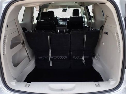 Used 2024 Chrysler Pacifica Touring-L FWD image 8
