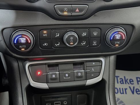 Used 2024 GMC Terrain SLT image 15