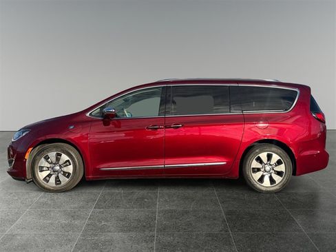 Used 2018 Chrysler Pacifica Limited w/ Advanced Safetytec Group FWD image 2