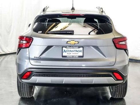Certified 2025 Chevrolet Trax LT FWD image 8