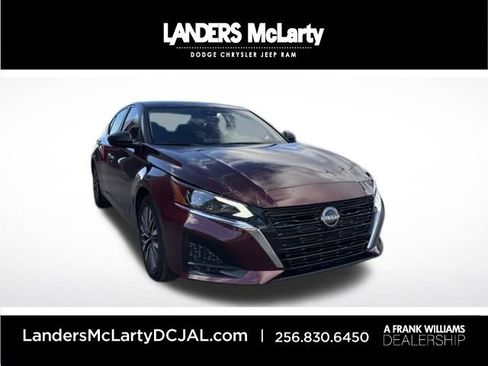 Used 2024 Nissan Altima 2.5 SV image 1