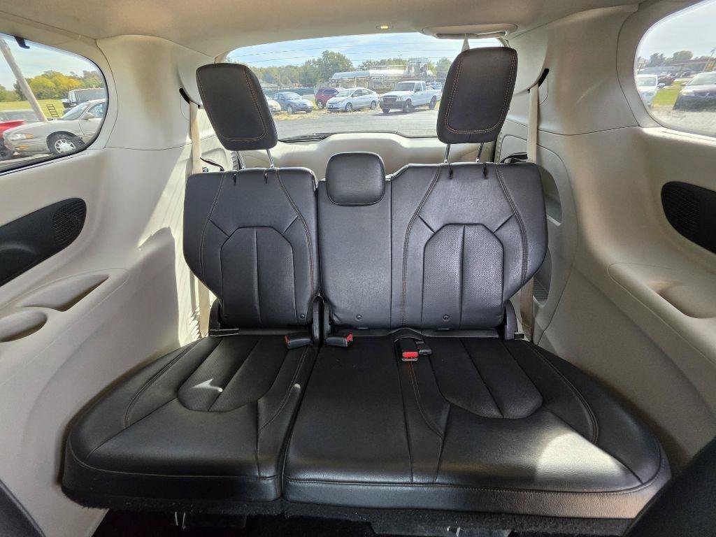 Used 2017 Chrysler Pacifica Touring-L Plus w/ Tire & Wheel Group FWD image 22