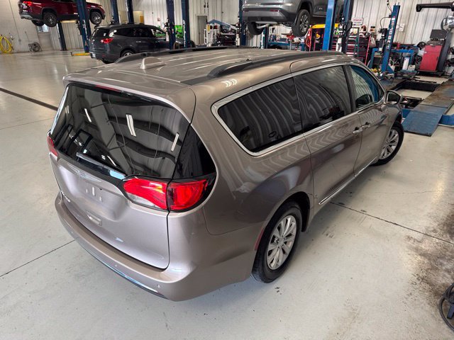 Used 2017 Chrysler Pacifica Touring-L FWD image 16