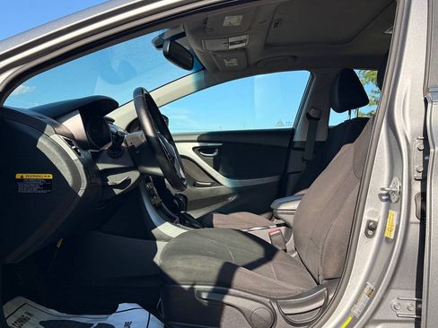 Used 2015 Hyundai Elantra SE w/ Option Group 03 FWD image 17