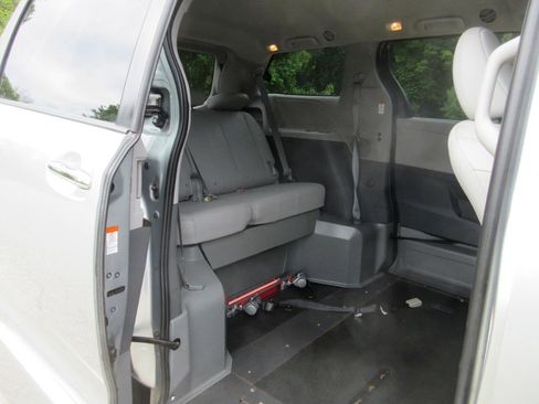 Used 2020 Toyota Sienna XLE w/ XLE Navigation Package FWD image 16