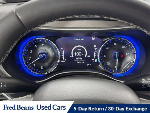 Used 2023 Chrysler Pacifica Touring-L FWD image 17