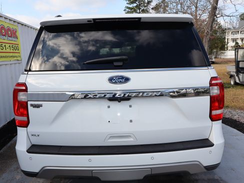 Used 2018 Ford Expedition XLT image 8