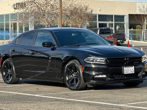 Used 2017 Dodge Charger SXT image 9